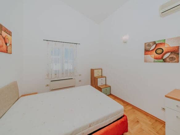 novigrad spazioso appartamento con garage e vista mare