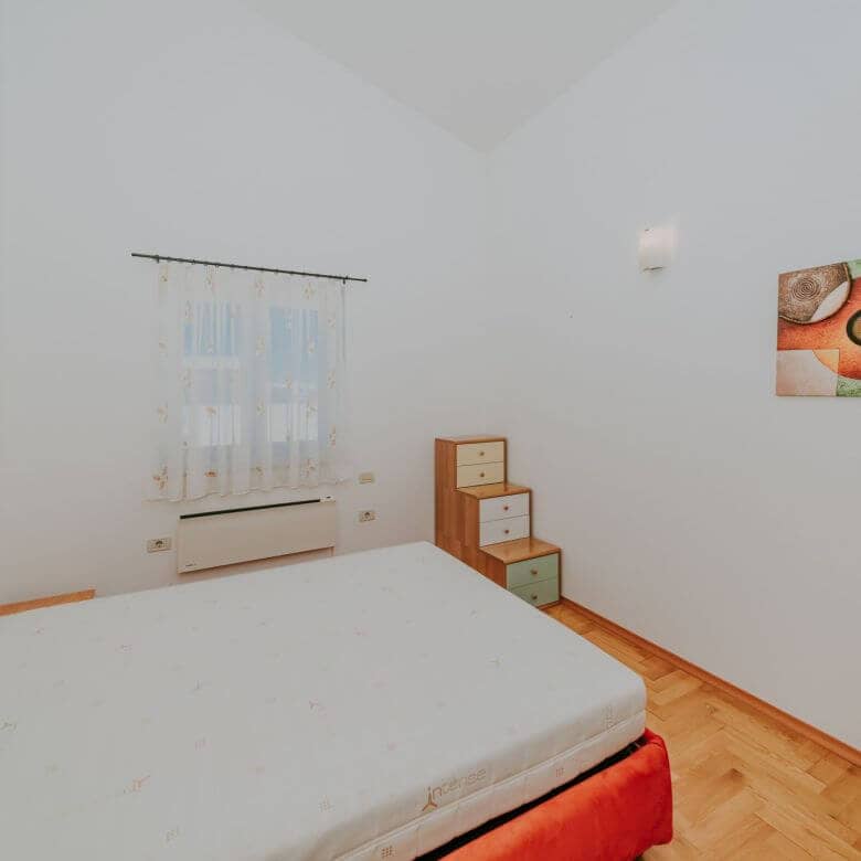novigrad spazioso appartamento con garage e vista mare