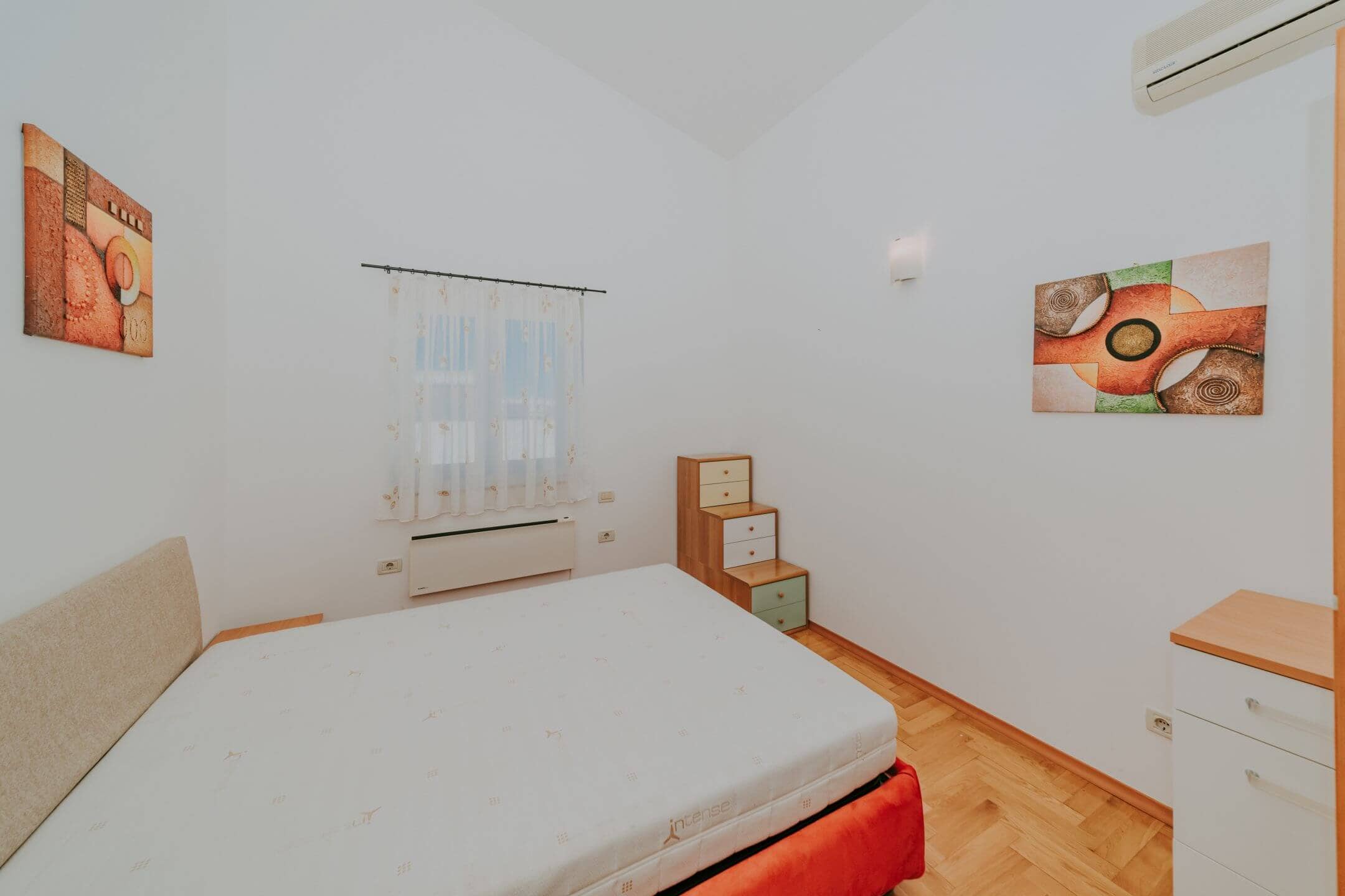 novigrad spazioso appartamento con garage e vista mare