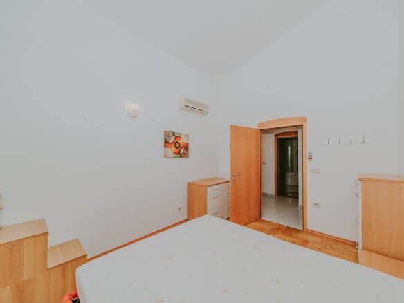 novigrad spazioso appartamento con garage e vista mare