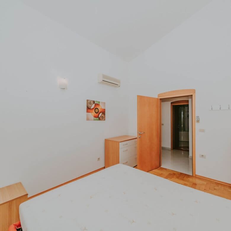 novigrad spacious flat with garage and sea view