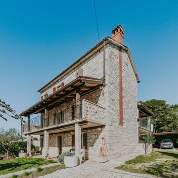 poreč okolica renovirana istarska kamena kuća sa bazenom i pogledom na more