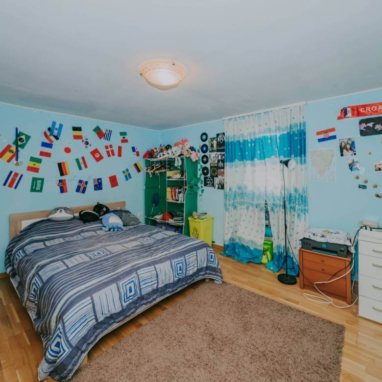 brtonigla prostrani dvoetažni stan u centru