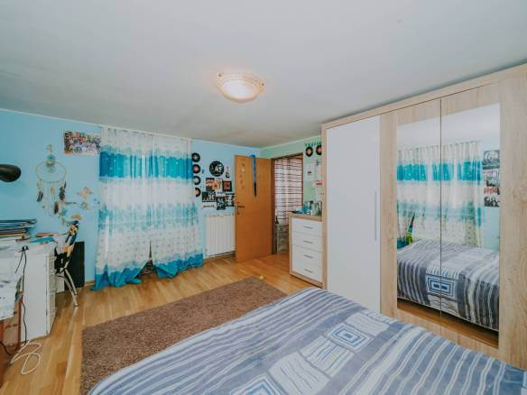 brtonigla prostrani dvoetažni stan u centru