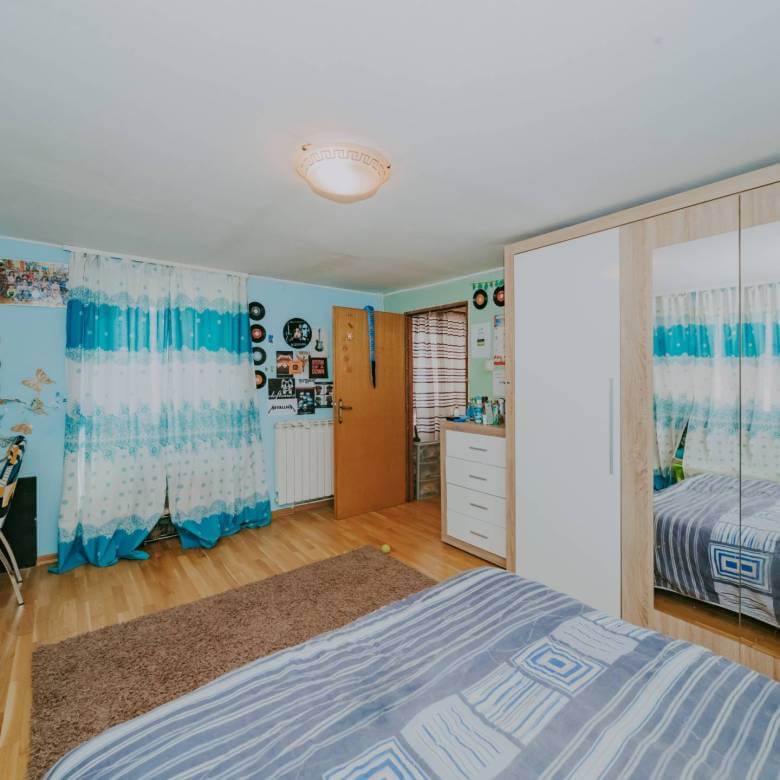 brtonigla prostrani dvoetažni stan u centru