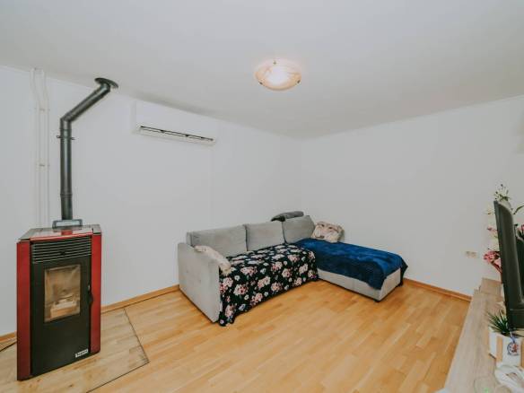 brtonigla prostrani dvoetažni stan u centru