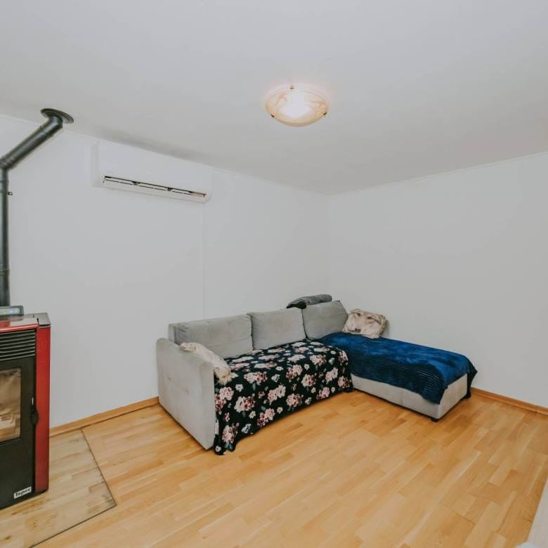 brtonigla prostrani dvoetažni stan u centru