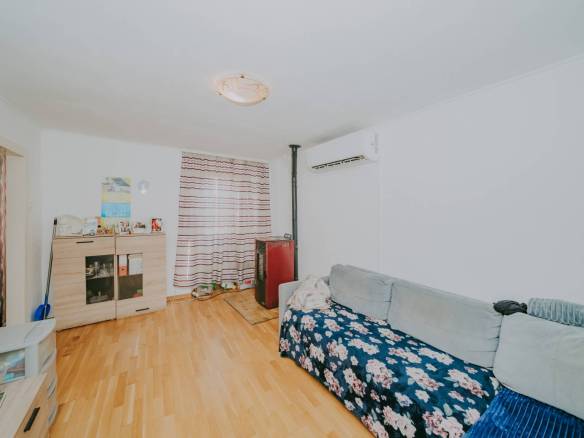 brtonigla prostrani dvoetažni stan u centru