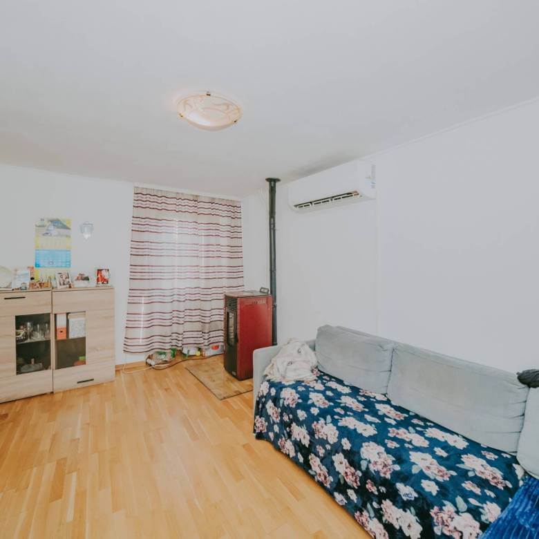 brtonigla prostrani dvoetažni stan u centru