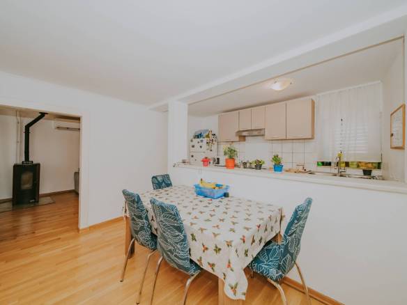 brtonigla prostrani dvoetažni stan u centru