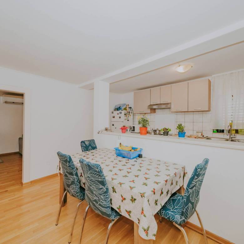 brtonigla prostrani dvoetažni stan u centru