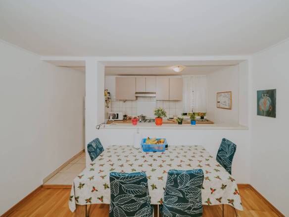 brtonigla prostrani dvoetažni stan u centru