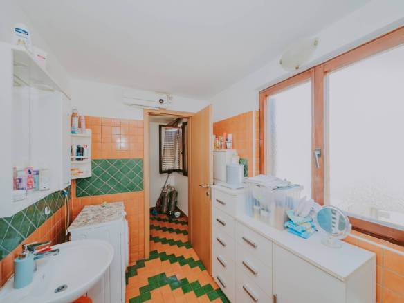 brtonigla prostrani dvoetažni stan u centru