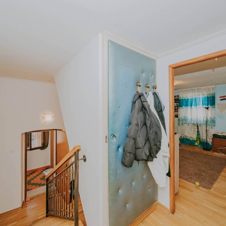 brtonigla prostrani dvoetažni stan u centru