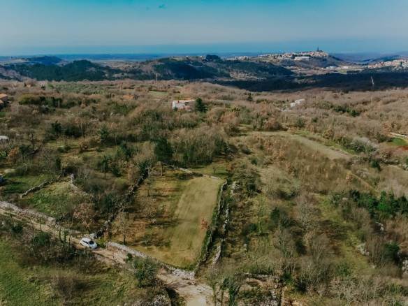Buje dintorni terreno edificabile appartato con vista sul mare aperto