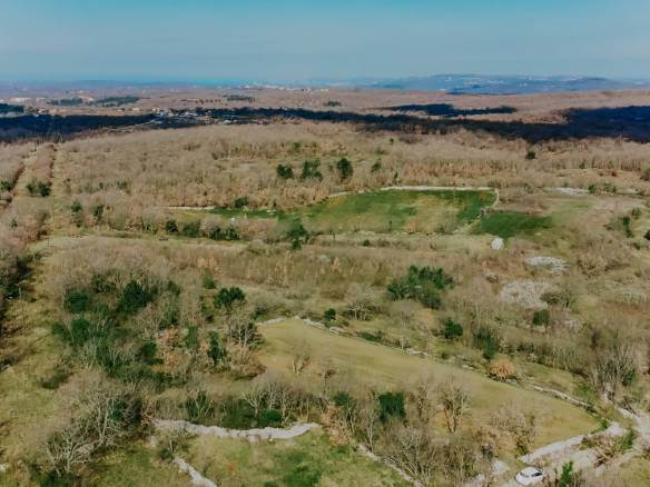 Buje dintorni terreno edificabile appartato con vista sul mare aperto