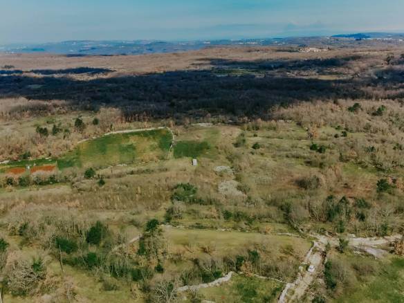 Buje dintorni terreno edificabile appartato con vista sul mare aperto
