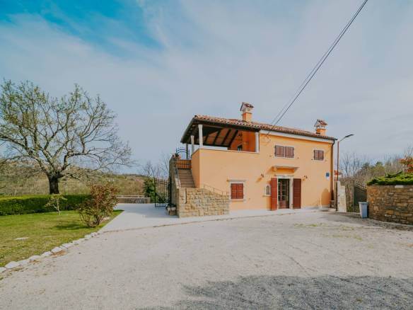Momjan autochthones istrianisches Haus in einer abgelegenen Gegend mit freiem Blick