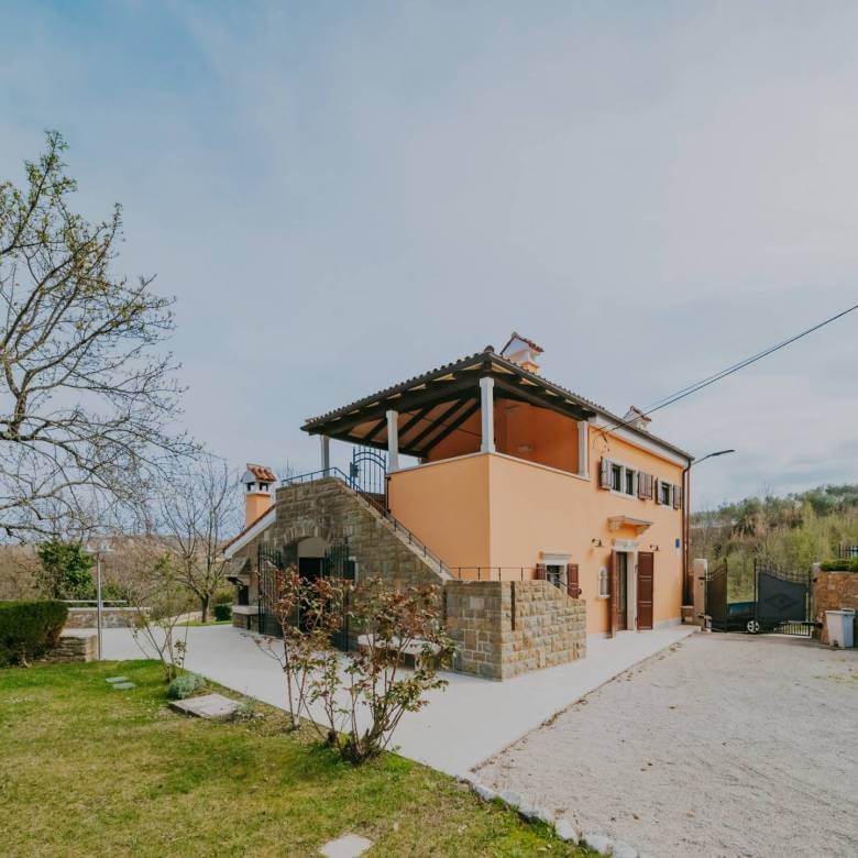 Momjan autochthones istrianisches Haus in einer abgelegenen Gegend mit freiem Blick