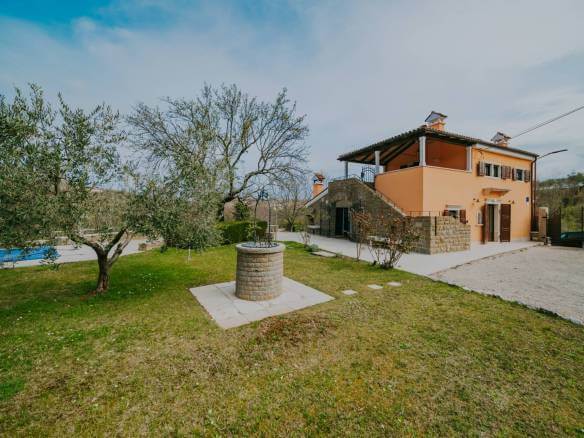 Momjan autochthones istrianisches Haus in einer abgelegenen Gegend mit freiem Blick