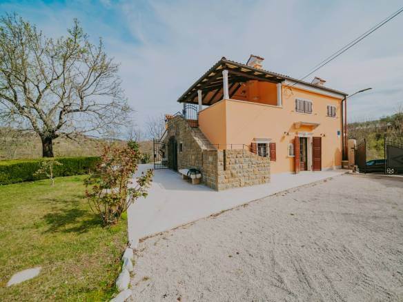 Momjan autochthones istrianisches Haus in einer abgelegenen Gegend mit freiem Blick