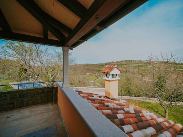 Momjan autochthones istrianisches Haus in einer abgelegenen Gegend mit freiem Blick