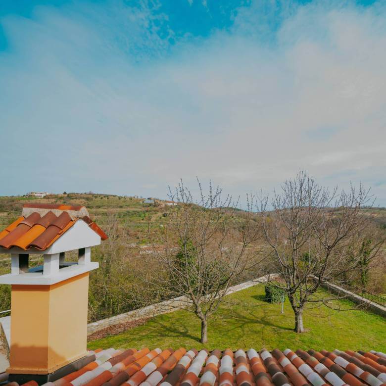Momjan autochthones istrianisches Haus in einer abgelegenen Gegend mit freiem Blick