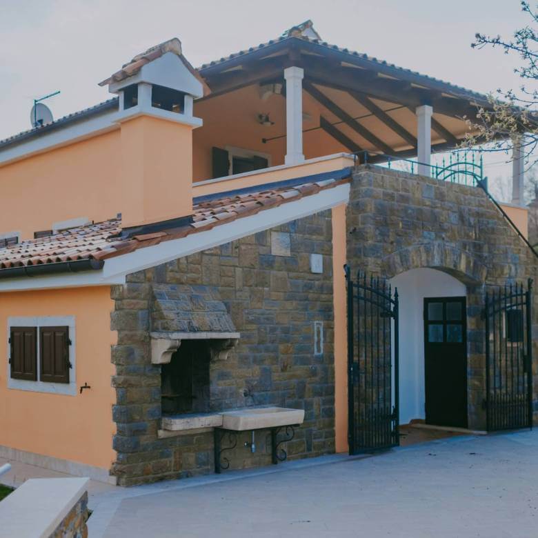 Momjan autochthones istrianisches Haus in einer abgelegenen Gegend mit freiem Blick