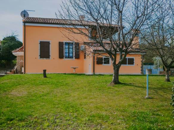 Momjan autochthones istrianisches Haus in einer abgelegenen Gegend mit freiem Blick