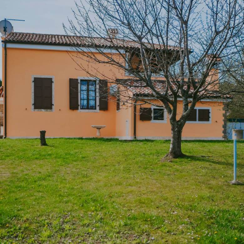 Momjan autochthones istrianisches Haus in einer abgelegenen Gegend mit freiem Blick