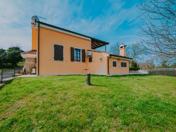 Momjan autochthones istrianisches Haus in einer abgelegenen Gegend mit freiem Blick