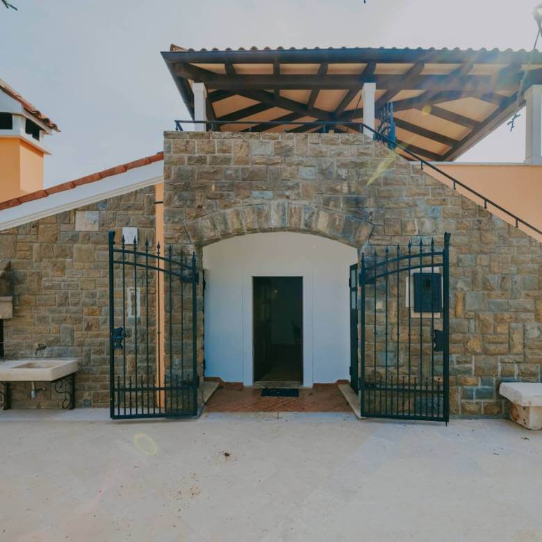 Momjan autochthones istrianisches Haus in einer abgelegenen Gegend mit freiem Blick