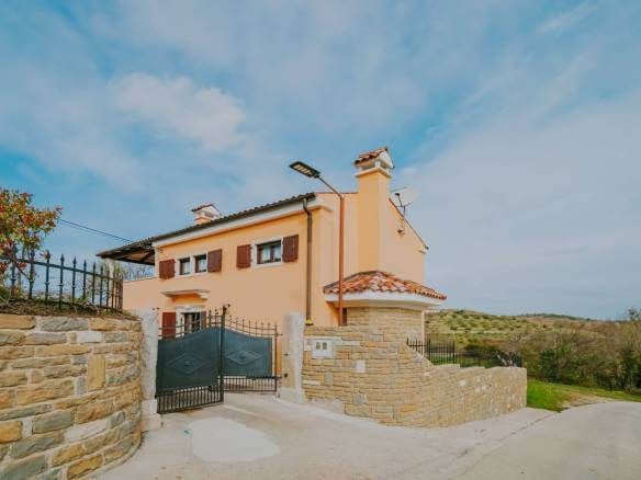 Momjan autochthones istrianisches Haus in einer abgelegenen Gegend mit freiem Blick