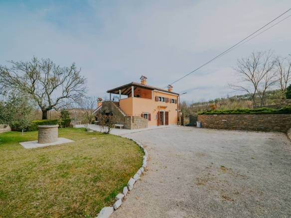 Momjan autochthones istrianisches Haus in einer abgelegenen Gegend mit freiem Blick