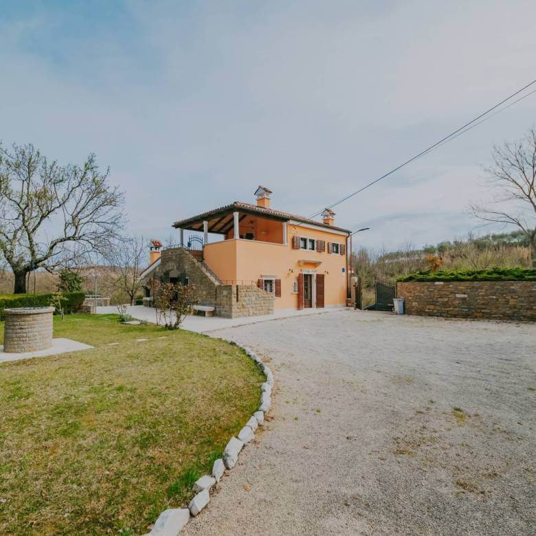 Momjan autochthones istrianisches Haus in einer abgelegenen Gegend mit freiem Blick