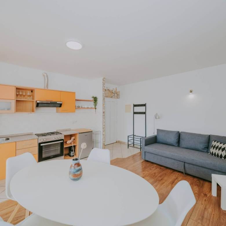 appartamento ammobiliato a Novigrad vicino alla città