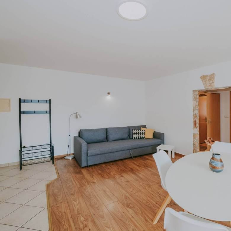 appartamento ammobiliato a Novigrad vicino alla città