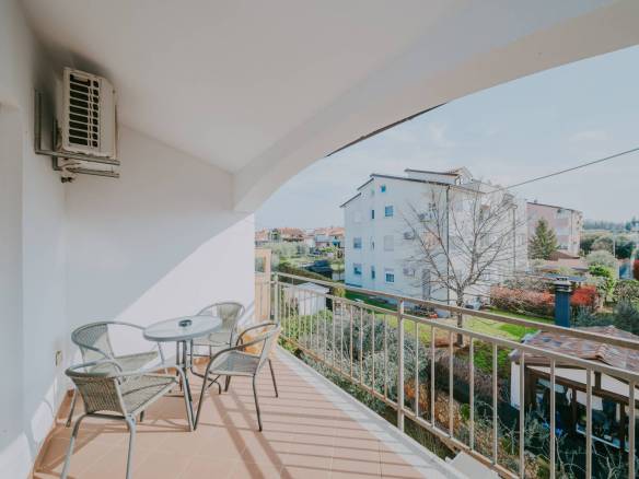 appartamento ammobiliato a Novigrad vicino alla città