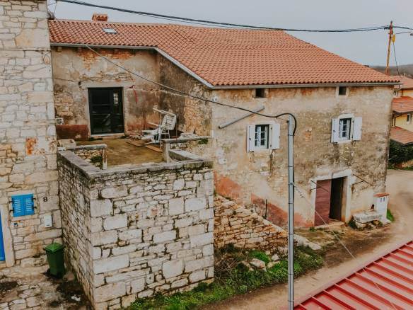 poreč okolica djelomično renovirana kamena kuća u nizu sa puno potencijala