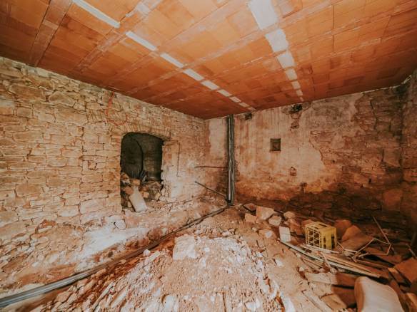 poreč okolica djelomično renovirana kamena kuća u nizu sa puno potencijala