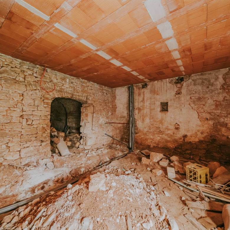 poreč okolica djelomično renovirana kamena kuća u nizu sa puno potencijala