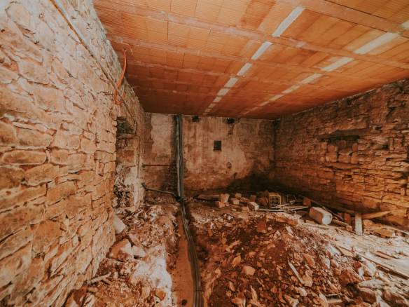 poreč okolica djelomično renovirana kamena kuća u nizu sa puno potencijala