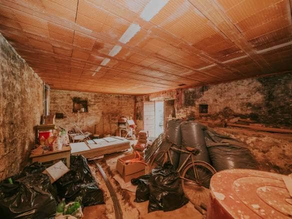 окрестности Пореча, частично отремонтированный каменный таунхаус с большим потенциалом