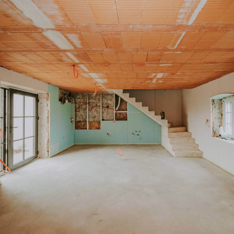 poreč okolica djelomično renovirana kamena kuća u nizu sa puno potencijala