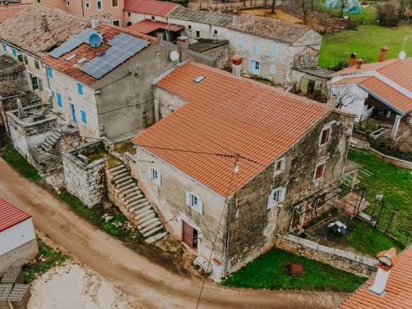 poreč okolica djelomično renovirana kamena kuća u nizu sa puno potencijala