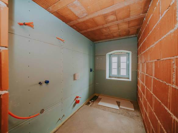 poreč okolica djelomično renovirana kamena kuća u nizu sa puno potencijala