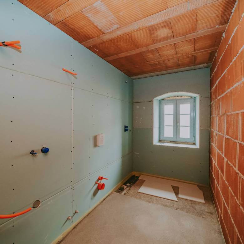 poreč okolica djelomično renovirana kamena kuća u nizu sa puno potencijala