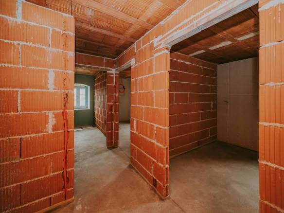 poreč okolica djelomično renovirana kamena kuća u nizu sa puno potencijala