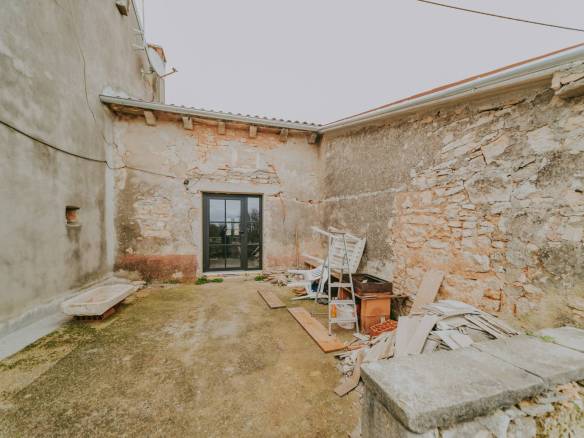 poreč okolica djelomično renovirana kamena kuća u nizu sa puno potencijala