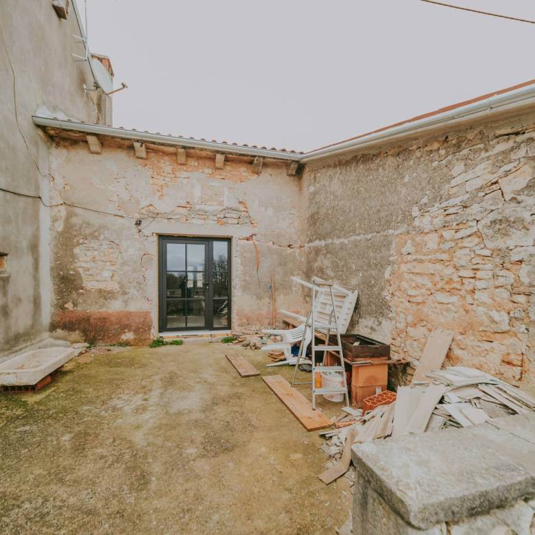 poreč okolica djelomično renovirana kamena kuća u nizu sa puno potencijala